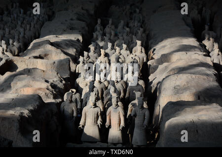 Shaanxi, Shaanxi, Chine. 25 Juin, 2019. Shaanxi, Chine - le 25 juin 2019:Le Musée de l'Armée de terre cuite est situé dans l'est de lintong district, xi "une ville, province de Shaanxi.C'est une grande tombe dans le cimetière de Ying Zheng, le premier empereur de Chine féodale.d'une superficie de 2,18 millions de mètres carrés, le cimetière est le plus grand musée militaire ancienne en Chine.Le Musée de l'Armée de terre cuite a été ouvert au public à la maison et à l'étranger en 1979, et sa découverte a été appelé la huitième merveille du monde. Crédit : SIPA Asie/ZUMA/Alamy Fil Live News Banque D'Images