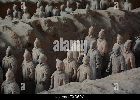 Shaanxi, Shaanxi, Chine. 25 Juin, 2019. Shaanxi, Chine - le 25 juin 2019:Le Musée de l'Armée de terre cuite est situé dans l'est de lintong district, xi "une ville, province de Shaanxi.C'est une grande tombe dans le cimetière de Ying Zheng, le premier empereur de Chine féodale.d'une superficie de 2,18 millions de mètres carrés, le cimetière est le plus grand musée militaire ancienne en Chine.Le Musée de l'Armée de terre cuite a été ouvert au public à la maison et à l'étranger en 1979, et sa découverte a été appelé la huitième merveille du monde. Crédit : SIPA Asie/ZUMA/Alamy Fil Live News Banque D'Images