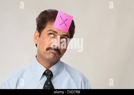 Businessman with rejetée note adhésive sur son front Banque D'Images