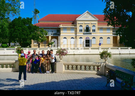 Les touristes chinois posant à Bang Pa-In Palace, Thaïlande ; b/g : Saphakhan Ratchaprayun, ancien hôtel de l'Assemblée générale pour les membres de la famille royale de Thaïlande Banque D'Images