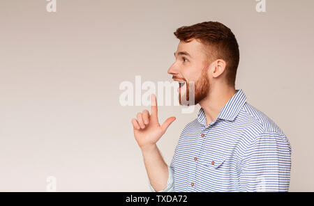 Jeune homme excité ayant bonne idée et se sentir heureux, panorana, copy space Banque D'Images