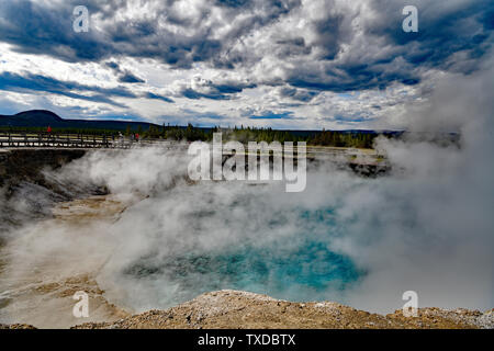 Grand Prismatic Spring comme vu de la promenade Banque D'Images