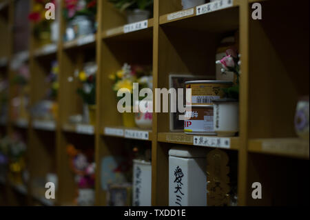 En deuil ont quitté les cendres et cadeaux pour leurs animaux domestiques dans un cimetière pour animaux à Tokyo, Japon. Banque D'Images