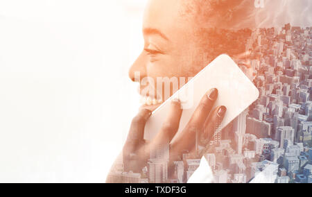 La communication moderne. Double exposition de happy black femme parlant au téléphone et la ville, panorama avec l'espace vide Banque D'Images