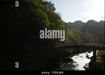 Le sacré pont traversant la rivière Daiya à Nikkō, au Japon, est l'entrée de la célèbre belle Nikkō Futarasan Shrine. Banque D'Images