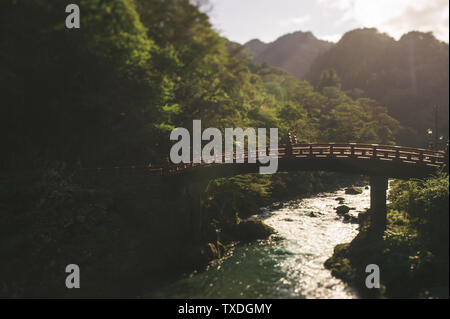 Le sacré pont traversant la rivière Daiya à Nikkō, au Japon, est l'entrée de la célèbre belle Nikkō Futarasan Shrine. Banque D'Images