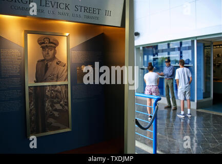 Le Musée de la force sous-marine de Groton, CT USA, juin 2019. Tour guide parler aux jeunes groupe de visiteurs. Banque D'Images