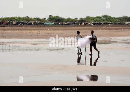 Les pêcheurs, Ubharat beach cité,, Gujarat, Inde, Asie Banque D'Images