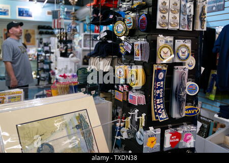 Le Musée de la force sous-marine de Groton, CT USA, juin 2019. La boutique de cadeaux du musée a beaucoup de souvenirs et des souvenirs de l'ère de grande les réalisations de la défense. Banque D'Images