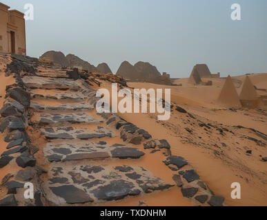 À l'escalier de la pyramide des Pharaons Noirs au Soudan, Empire Kush Méroé Banque D'Images