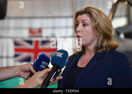 Le Secrétaire à la défense, Penny Mordaunt pendant un événement à RAF Akrotiri à Chypre pour marquer le premier déploiement d'avions F-35 Lightning outre-mer. Banque D'Images