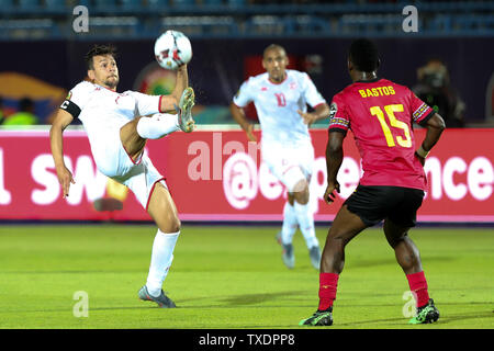 Suez, Egypte. 24 Juin, 2019. Youssef Msakni (1re L) de la Tunisie lance la balle pendant la coupe d'Afrique des Nations 2019 groupe e match entre la Tunisie et l'Angola à Suez, Egypte, le 24 juin 2019. Le match s'est terminé par un nul 1-1. Credit : Ahmed Gomaa/Xinhua/Alamy Live News Banque D'Images