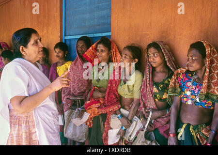 Travailleur social ONG femmes gandhien de parler à des femmes tribales, Gujarat, Inde, Asie Banque D'Images