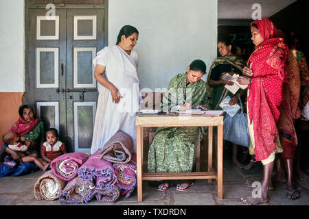 Ong femmes gandhien travailleur social aide à des femmes tribales, Gujarat, Inde, Asie Banque D'Images