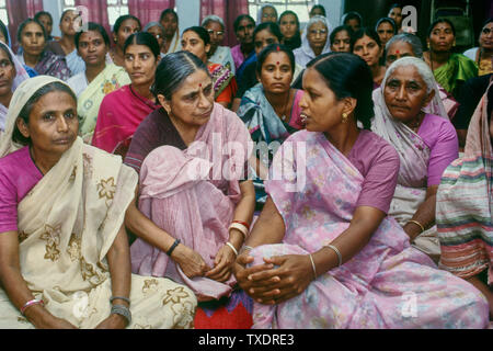 Ela Bhatt travailleur social gandhien de parler avec les membres, Gujarat, Inde, Asie Banque D'Images