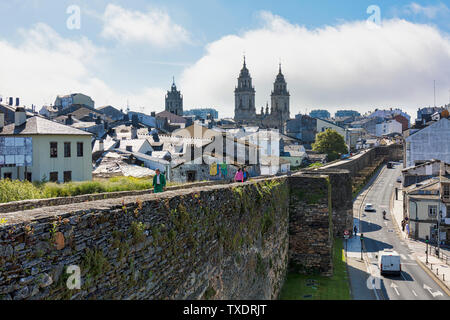 L'enceinte romaine, avec la cathédrale de Santa Maria dans l'arrière-plan, province de Lugo, Lugo, Galice, Espagne. Les remparts romains de Lugo sont un monde de l'UNESCO Banque D'Images