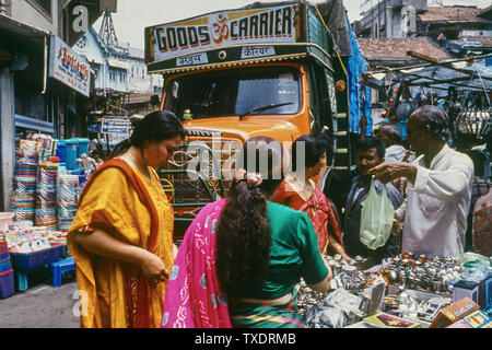 Colporteurs vendant des biens bloque le trafic routier, Kalbadevi, Mumbai, Maharashtra, Inde, Asie, Banque D'Images