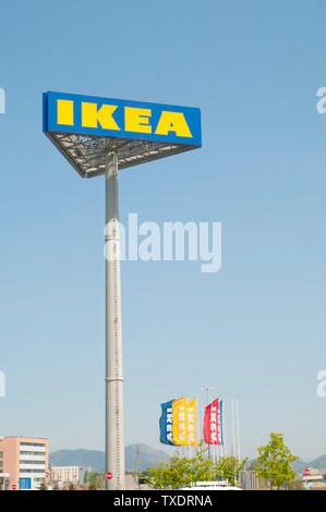 Pise, IL - 25 juin, 2019 ; IKEA pole sign et les drapeaux de la boutique du Pisa en Italie, lot de copy space Banque D'Images