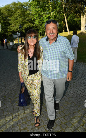 Berlin, Allemagne. 24 Juin, 2019. Wolfgang Stumph et son épouse Christine viennent à la fête d'été de la BILD hilft e.V. 'Ein Herz für Kinder" Wannseeterrassen dans le restaurant. Credit : Jens Kalaene Zentralbild-/dpa/ZB/dpa/Alamy Live News Banque D'Images