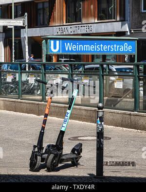 Allemagne, Berlin, Mitte. 24 juin 2019. Le parlement allemand légalise les scooters électriques. E-scooters ont été faits récemment pour l'utilisation de la rue juridique en Allemagne et font une apparition à Berlin. L'utilisation est limitée aux pistes cyclables et rues. La vitesse maximale autorisée est de 20kpm et sous- fourteens ne sont pas autorisés à utiliser les scooters. Banque D'Images