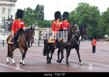 Les colonels des régiments de la Household Cavalry, sur l'équitation le Mall pour le début de la parade la couleur 2019 Banque D'Images