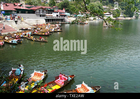 Colorée de bateaux de plaisance sur les rives du lac de Nainital Banque D'Images