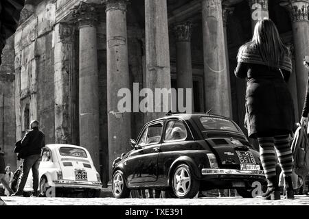 Deux voitures Fiat classique sur la rue de Rome, avec des colonnes de Panthéon de l'arrière-plan. Banque D'Images