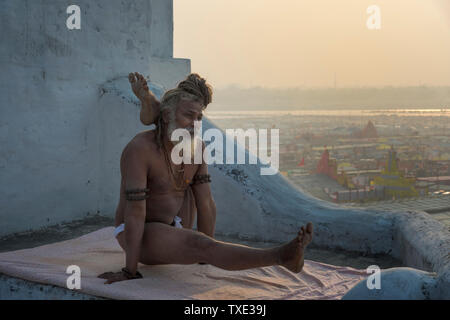 Rome Baba pratiquant le yoga, pour un usage éditorial uniquement, Allahabad Kumbh Mela, le plus grand rassemblement religieux, de l'Uttar Pradesh, Inde Banque D'Images