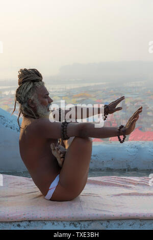 Rome Baba pratiquant le yoga, pour un usage éditorial uniquement, Allahabad Kumbh Mela, le plus grand rassemblement religieux, de l'Uttar Pradesh, Inde Banque D'Images