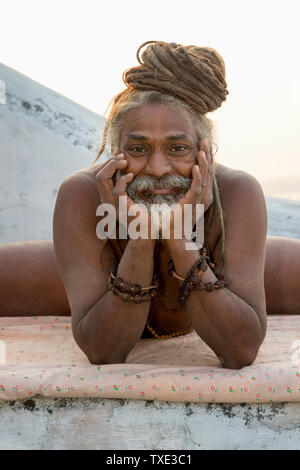 Rome Baba pratiquant le yoga, pour un usage éditorial uniquement, Allahabad Kumbh Mela, le plus grand rassemblement religieux, de l'Uttar Pradesh, Inde Banque D'Images