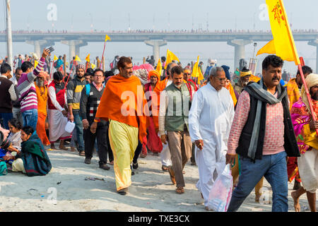 Pèlerins à Allahabad Kumbh Mela, le plus grand rassemblement religieux, de l'Uttar Pradesh, Inde Banque D'Images
