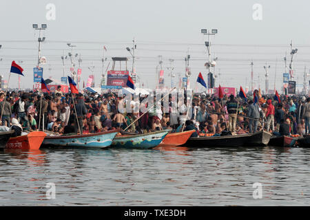 Pèlerins sur les bateaux au début de la matinée, Allahabad Kumbh Mela, le plus grand rassemblement religieux du monde, de l'Uttar Pradesh, Inde Banque D'Images