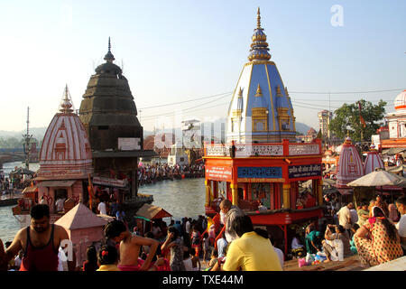 Pèlerins entourant des temples à Har Ki Pauri Banque D'Images