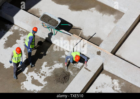 Les travailleurs en uniforme sable propre sur un site de construction, vue d'en haut. Banque D'Images