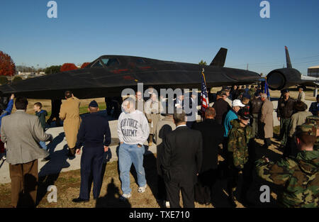 Une foule se rassemble après la cérémonie de dédicace de la 8th Air Force Museum, Base aérienne de Barksdale, en Louisiane pour voir les derniers, une acquisition SR-71A, le 9 décembre 2005 17e en tant que base aérienne de Barksdale, en Louisiane célèbre le 100e anniversaire de l'aviation. (Photo d'UPI/U.S. Air Force photo/Master Sgt Michael A. Kaplan) Banque D'Images