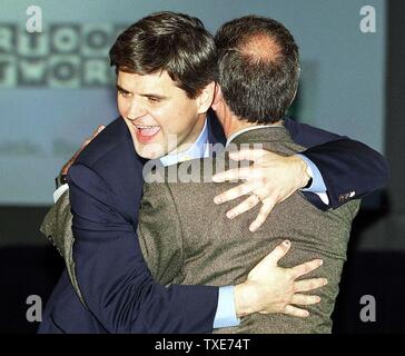 NYP2000011001- 10 JANVIER 2000 - NEW YORK, NEW YORK, USA : Steve Case, à gauche, président-directeur général de America Online, étreintes Gerald Levin, président et chef de la direction de Time Warner, comme les deux annoncent la fusion de leurs deux sociétés, le 10 janvier, dans la ville de New York. jr/ep/Monika Graff UPI Banque D'Images