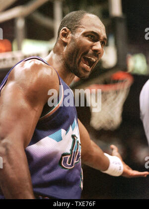 Janvier 2000 SAP2000011004-10-SAN ANTONIO, Texas, USA ; Karl Malone des Utah Jazz n'ont pas été d'accord avec un appel fait par le fonctionnaire dans le 3ème quart de leur contre San Antonio. Les Spurs se sont ralliés à l'encontre de la Jazz 93-86. jm/Joe Mitchell UPI Banque D'Images