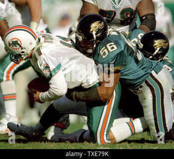 JAX2000011502 - 15 janvier 2000 - JACKSONVILLE, Floride, USA : Jaguars linebacker Lonnie Marts (56) Dauphins sacs quarterback Damon Huard (11). Huard remplacé quart partant Dan Marino dans le troisième trimestre. Les jaguars défait les dauphins 62-7 dans un match AFC. pw/Patrick Ward UPI Banque D'Images