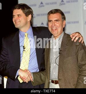 NYP2000011004 - 10 janvier 2000 - NEW YORK, NEW YORK, USA : Steve Case, à gauche, président-directeur général de America Online, serre la main de Gerald Levin, président et chef de la direction de Time Warner, au cours de l'annonce de la fusion entre AOL et Time Warner, le 10 janvier, dans la ville de New York. jr/ep/Monika Graff UPI Banque D'Images