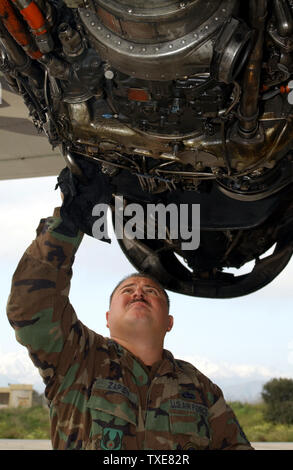 AFIE2003042106 - région méditerranéenne, Avril 21 (UPI) -- Le s.. James Zapien, chef d'équipe affectée à la 398th Air Expeditionary Group, les révisions du moteur sur un NKC-135 'Big Crow', à une base d'exploitation dans la région de la Méditerranée le 19 avril 2003. nn/U.S. Air Force photo/Robert J. Horstman UPI Banque D'Images