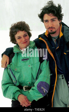 VAN2000011405 - 14 janvier 2000 - VANCOUVER, BC, CANADA : Justin Trudeau, le fils cadet de l'ancien premier ministre Pierre Trudeau, se distingue avec sa mère Margaret Trudeau Kemper après avoir participé à une démonstration de sauvetage en avalanche au Mt. Seymour, une pente de ski locale de Vancouver, le 14 janvier. Le Trudeau sont d'aider à promouvoir un nouveau programme de sensibilisation à la sécurité d'avalanche en raison de la mort de haut profil Justin Michel, le frère aîné qui a été emporté par une avalanche dans un lac dans le Kooteneys et accablés par un lourd sac à dos n'a pas pu se sauver lui-même. jr/hr/H. Ruckemann UPI Banque D'Images