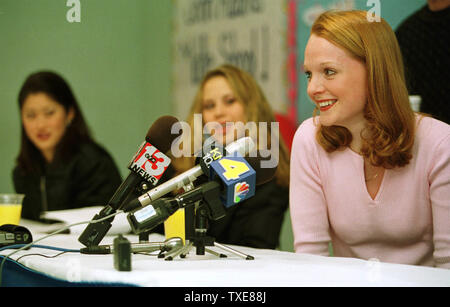 LAP2000010602 - 06 janvier 2000 - Los Angeles, CA, USA : U.S. National Champion Paire Jenni Meno (R) prend la parole à une conférence de presse 1/6. Les membres de l'étoile cible sur la glace qui : Tara LIPINSKI, Scott Hamilton, Ilia Kulik, Ekaterina Gordeeva, Kristi Yamaguchi, Jenni Meno et Todd Sand visité John Adams Middle School à Los Angeles le 6 janvier dans le cadre de Q&A avec les étoiles pour souligner l'importance de rester à l'école, la formation continue et l'établissement d'objectifs dans la vie. ss/Sinartus Sosrodjojo UPI Banque D'Images