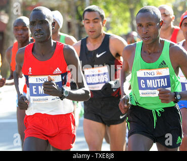 Emmanuel Mutai (L) et Geoffrey Mutai du Kenya, aucun rapport, le plomb le pack de coureurs en passant dans le quartier de Harlem au cours de la 42e Marathon ING de New-York, le 6 novembre 2011 à New York. Emmanuel Mutai a pris la deuxième place tandis que Geoffrey Mutai a remporté le premier avec un temps de 02:05:06. UPI /Monika Graff. Banque D'Images