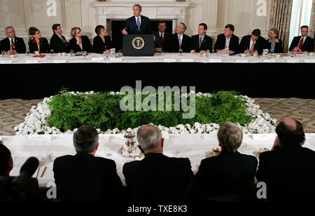 Le président américain George W. Bush (C) parle comme (L-R) Nord Samoa Gov. Togiola Tulafono, Alaska Gov. Sarah Palin, gouverneur de l'Alabama Bob Riley, secrétaire de l'éducation Margaret Spellings, Présidente de l'Association nationale des gouverneurs et Arizona Gov. Janet Napolitano, Secrétaire de la Santé et des Services Mike Leavitt, secrétaire de l'Intérieur, Dirk Kempthorne, Minnesota Gov. Tim Pawlenty, Wyoming Gov. Dave Freudenthal, West Virginia Gov. Joe Manchin III, l'État de Washington Gov. Chris Gregoire, et Virginia Gov. Tim Kaine écouter lors d'une réunion à la Maison Blanche à Washington le 26 février 2007. Les membres Banque D'Images