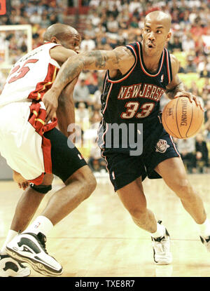 MIA2000010804 - 8 janvier 2000 - Miami, Floride, USA : New Jersey Nets Guard Stephon Marbury (33) défend les agaiinst Miami Heat Guard Anthony Carter (25) durant la première moitié action Janvier 08 à l'American Airlines Arena de Miami, Floride. Les New Jersey Nets battre le Miami Heat 90-89. UPI sk/Susan Knowles Banque D'Images