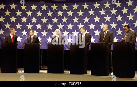 - 6 DUR2000010601, janvier 2000 - DURHAM, NEW HAMPSHIRE, USA : Les six candidats à la présidence républicaine de gauche à droite ; le gouverneur du Texas George W. Bush, Gary Bauer, le sénateur américain John McCain de l'Arizona, Steve Forbes, sénateur américain Orrin Hatch de l'Utah et ancien ambassadeur de l'ONU Alan Keyes prendre leurs positions sur scène juste avant le début de la présidence républicaine débat jeudi, 6 janvier, à l'Université du New Hampshire à Durham. lkm/Lee K. Marriner UPI Banque D'Images