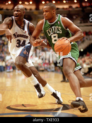 Le WAP2000011702 - 17 janvier 2000 - WASHINGTON, DC, USA : les Boston Celtics' Antoine Walker entraîne le ballon sur les Washington Wizards' Michael Smith au cours de la première moitié de leur jeu à Washington, le 17 janvier. Les Celtics a gagné 105-101. jr/jr/Rennich Joel UPI Banque D'Images