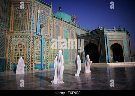 Les femmes vêtues de la burqa blanche prier pendant le mois du ramadan à la mosquée bleue de Mazar-e-Sharif (la tombe de l'Exalté), l'Afghanistan dans la province de Balkh le 24 août 2009. Durant le mois de Ramadan, le neuvième mois du calendrier islamique, les Musulmans s'abstiennent de manger, de boire et de fumer du lever au coucher du soleil. Mazar-e-Sharif est la quatrième plus grande ville d'Afghanistan et se trouve au nord. UPI/Mohammad Kheirkhah Banque D'Images