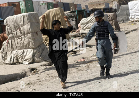 L'arrestation de la police afghane un manifestant lors d'émeutes à Kaboul le 15 septembre 2010. Des centaines d'Afghans versé sur les rues de Kaboul pour protester contre le projet, annulé il y a quelques jours, par un pasteur américain de brûler des exemplaires du Coran, des fonctionnaires et des témoins a dit. Les manifestants ont jeté des pierres sur la police anti-émeutes après les agents les ont empêchés de marcher vers le centre-ville, un porte-parole du ministère de l'intérieur a dit. UPI Banque D'Images