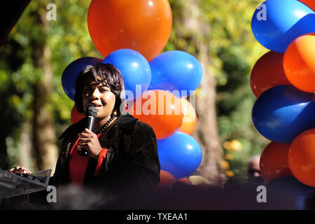Bernice King, fille aînée du Rév. Dr. Martin Luther King Jr.", parle de la plus grande que la vie la figure de la fin du révérend James Orange, un leader des droits civils et militante qui ont organisé des marches et des lecteurs d'inscription des électeurs pendant plus de 40 ans, le révérend James à Orange Park de dévouement dans l'honneur de l'Orange, le samedi 29 octobre 2011 à Atlanta. UPI Photo/David Tulis Banque D'Images